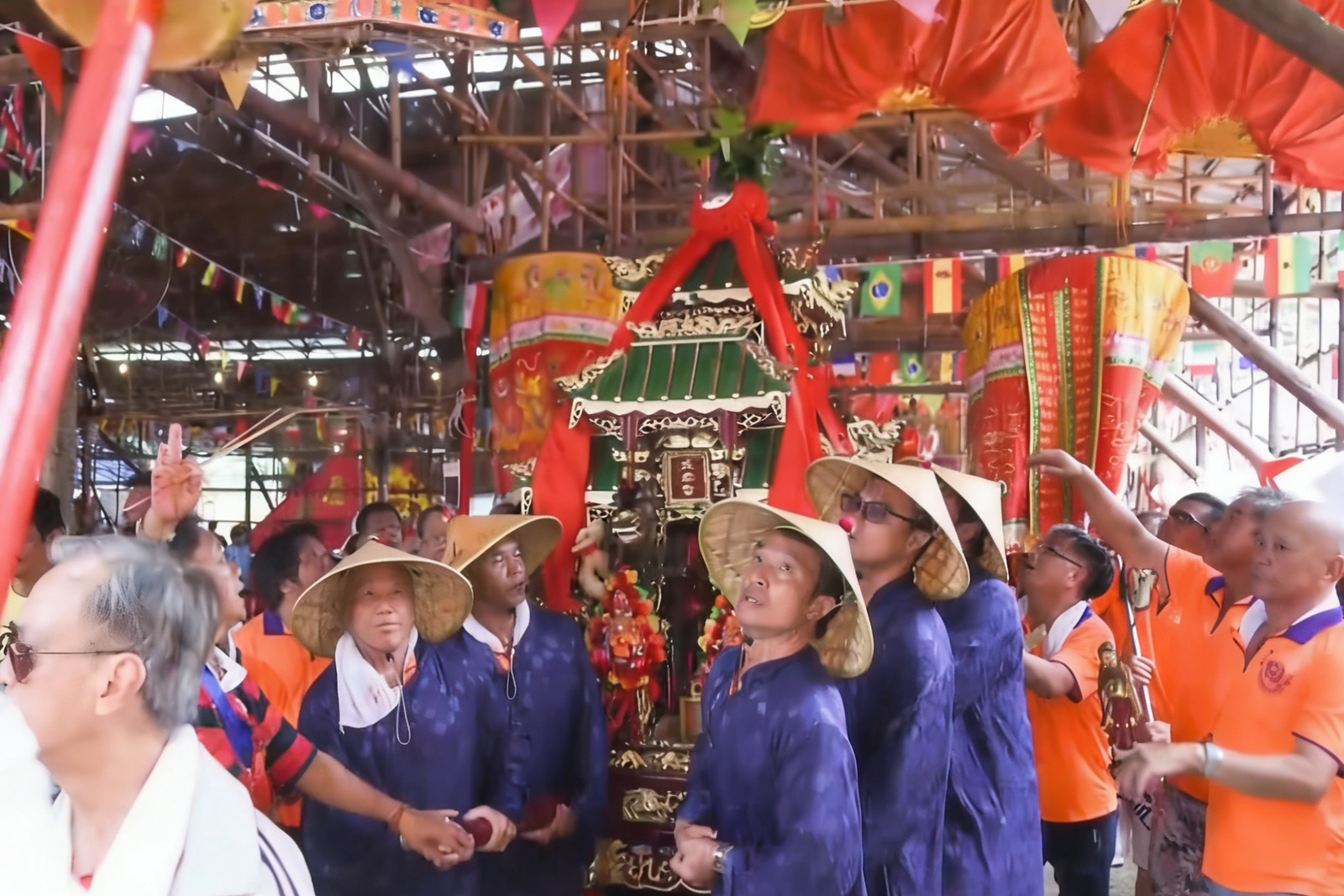 05 兩旁有人撐起羅傘，喃嘸先生跟隨其後 1771648992126