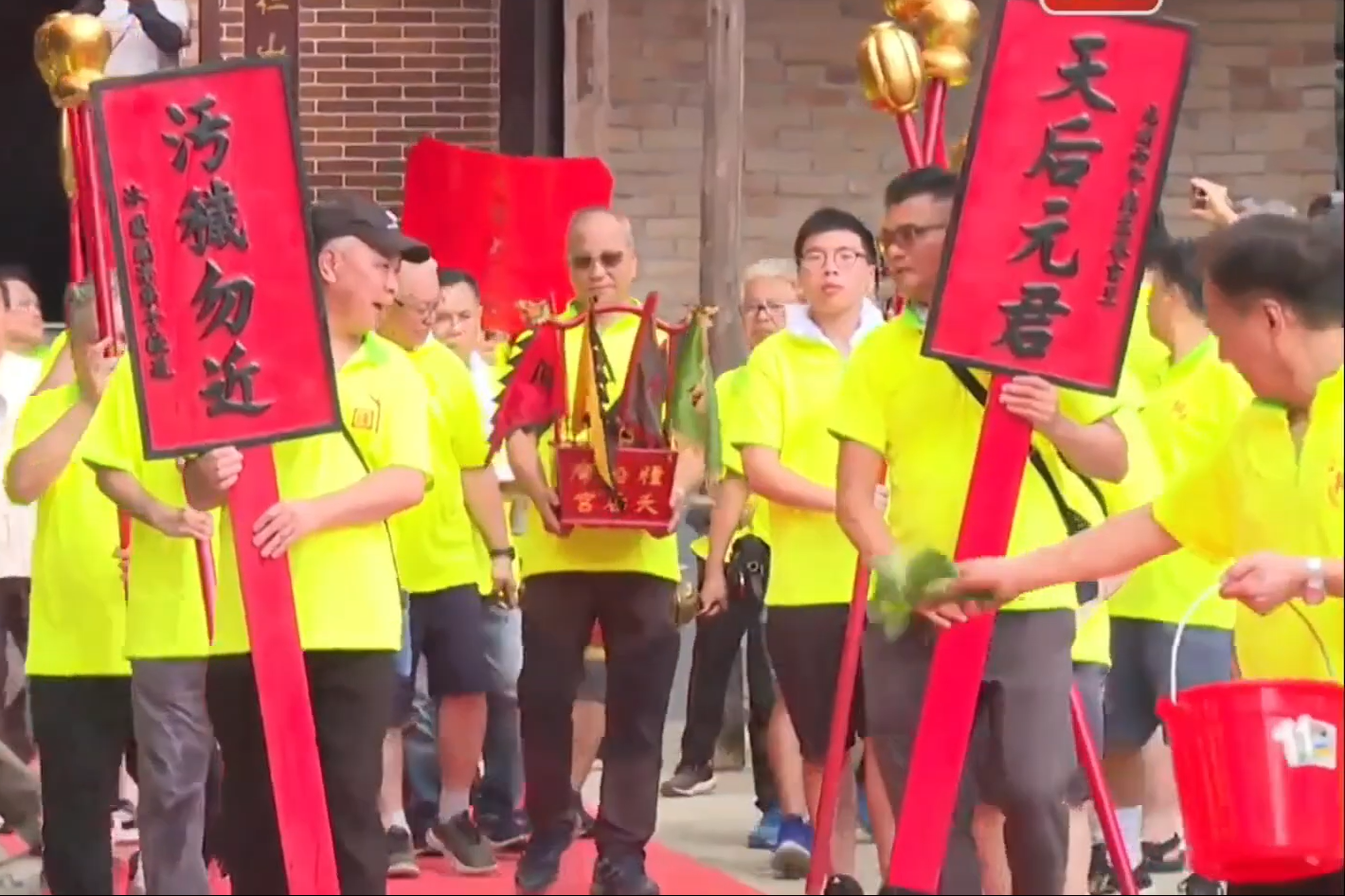 05 兩旁有人撐起羅傘，喃嘸先生跟隨其後 2